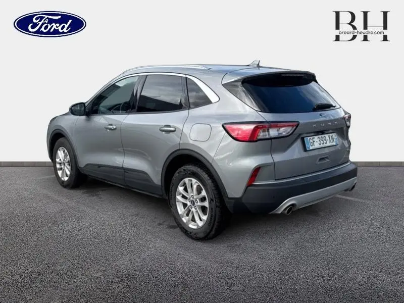 Vue 3/4 arrière droite d’un Ford Kuga gris Solar métallisé avec jantes alu et feux arrière LED.