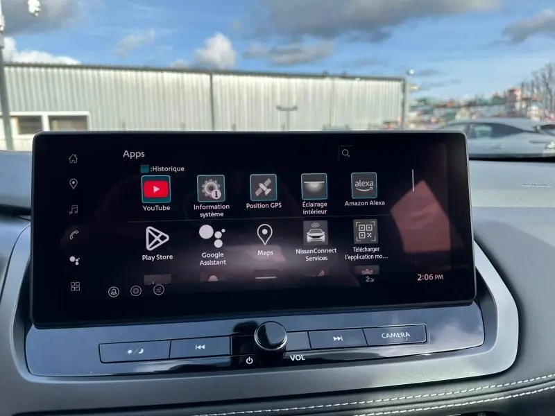 Écran tactile central du Nissan Qashqai Hybrid e-POWER 2025 affichant les applications connectées, intérieur en vue frontale.