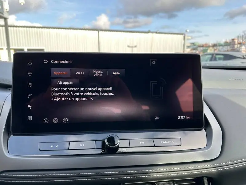 Écran tactile central du Nissan Qashqai Hybrid e-POWER 2025 affichant le menu de connexion Bluetooth, avec commandes volume et caméra.