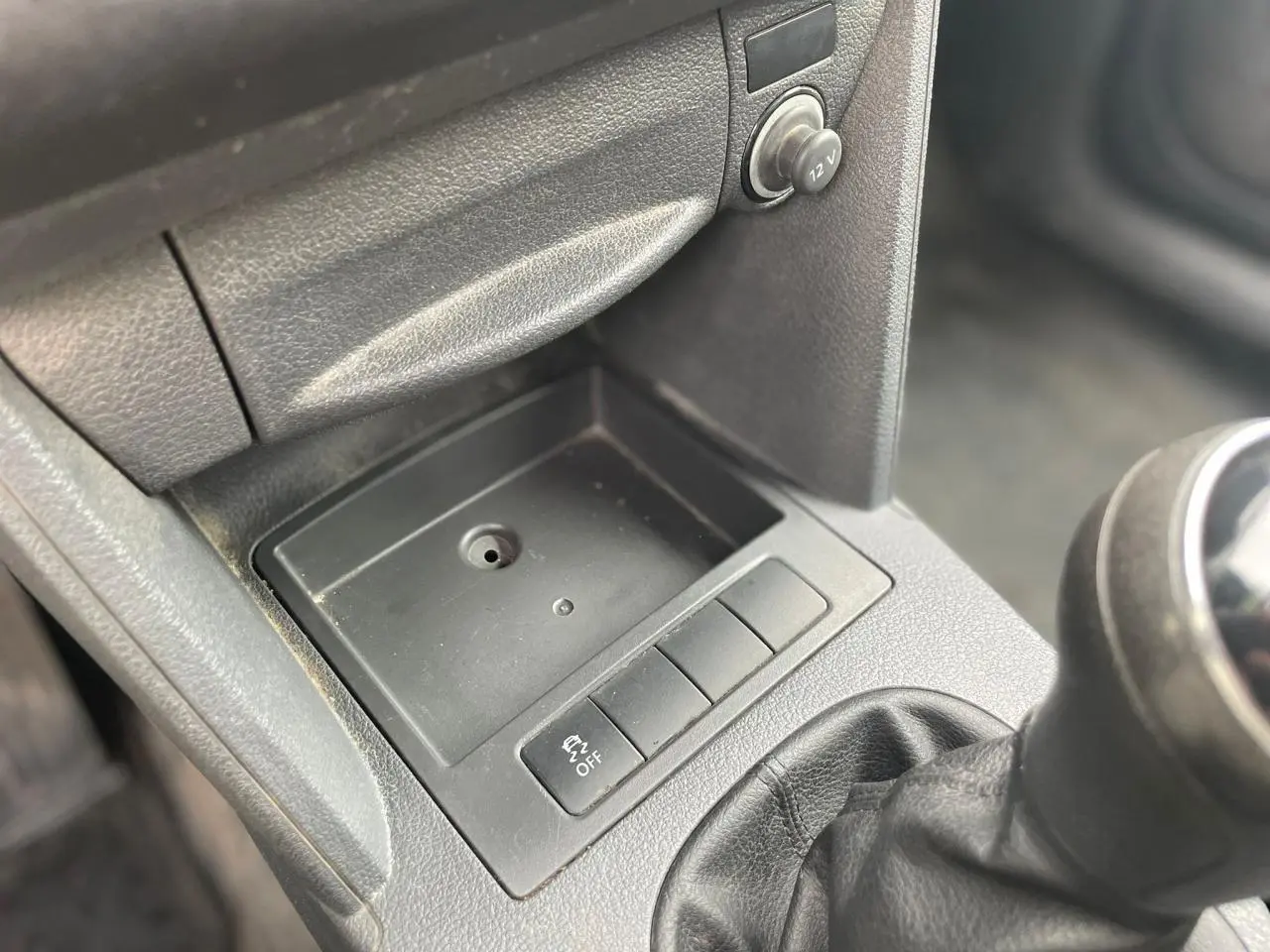 Gros plan sur la console centrale noire du Volkswagen Caddy blanc avec levier de vitesse manuel et bouton de contrôle ESP off.