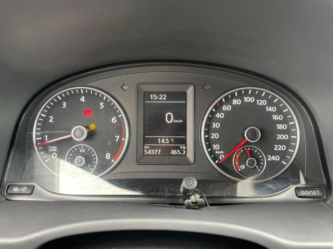 Tableau de bord noir du Volkswagen Caddy 2014 affichant vitesse, compte-tours et température extérieure à 15h22.