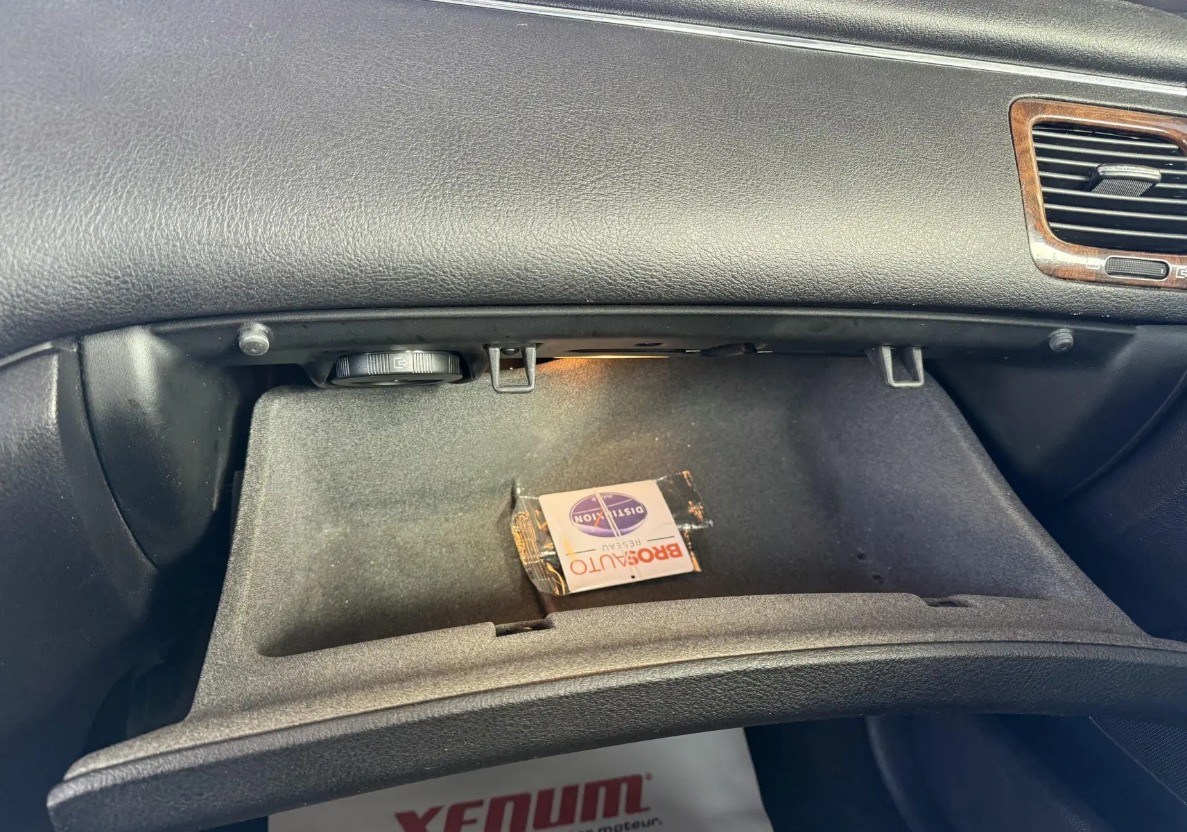 Boîte à gants ouverte en tissu gris dans l'habitacle noir d'une Peugeot 607 2.2 i 160 Executive de 2003