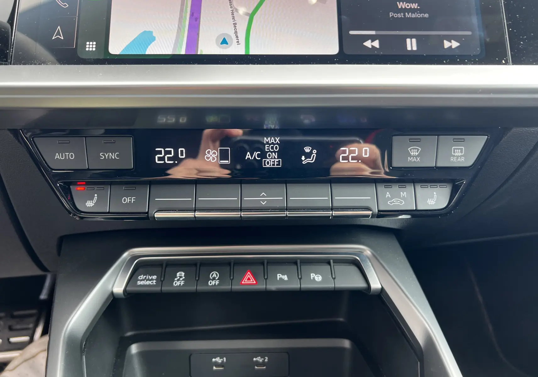 Panneau de commande de climatisation et boutons multifonctions de l'Audi RS3 Sportback 2022 avec affichage digital et finition noire.