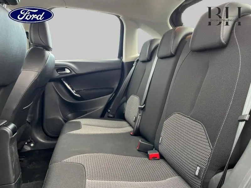 Vue latérale intérieure montrant la banquette arrière en tissu Liberia gris et noir d'une Citroën C3 Bleu Encre de 2014.