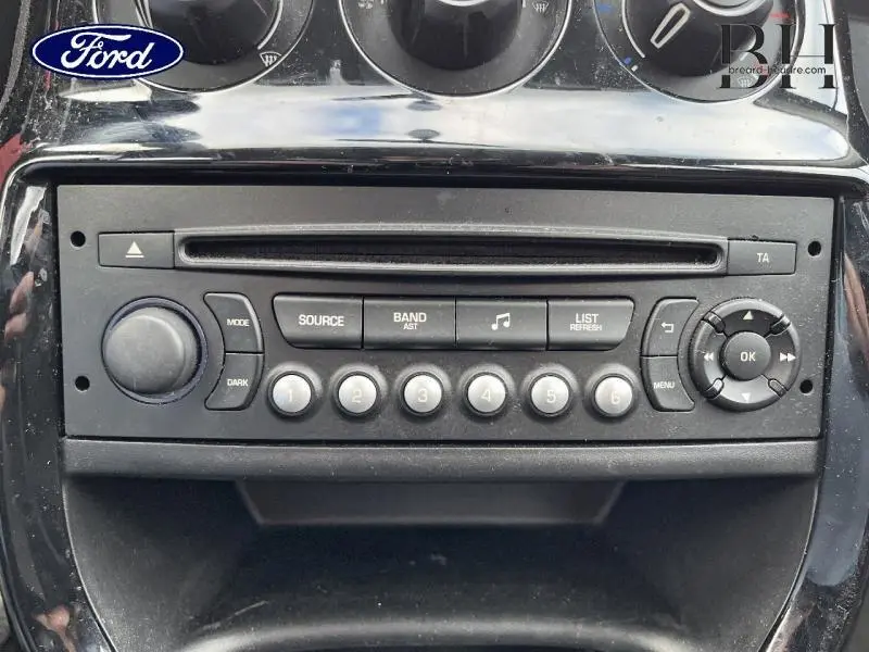 Tableau de bord avec autoradio CD MP3 de la Citroën C3 Bleu Encre vue en gros plan sur la console centrale.