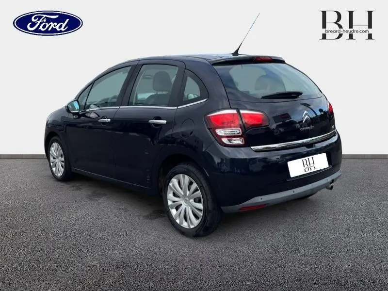 Citroën C3 bleu encre vue 3/4 arrière droit, avec feux arrière distinctifs et jantes argentées.