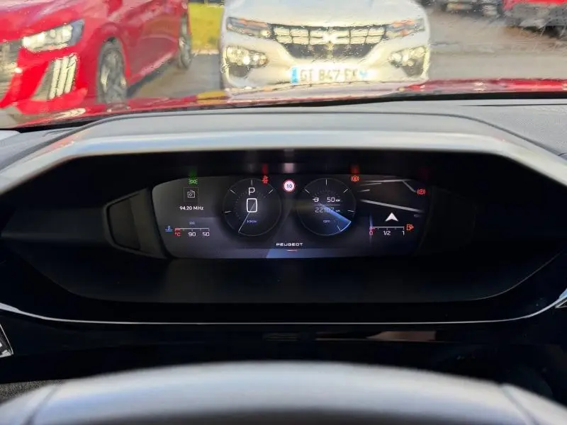 Vue intérieure du tableau de bord numérique de la Peugeot 308 2024, avec affichage du compteur et indicateurs lumineux.
