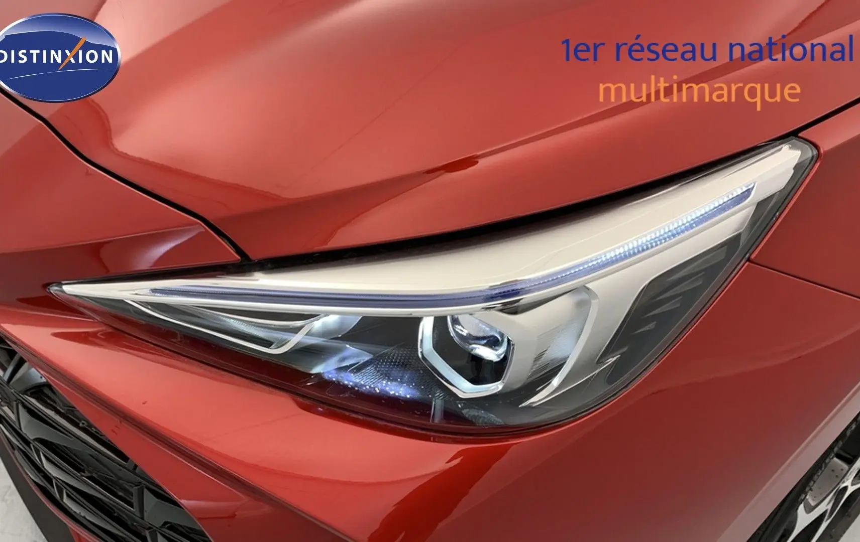 Gros plan sur le phare avant droit d'une MG3 1.5 L Hybrid+ 195 ch Luxury en rouge Diamond Red métallisé.