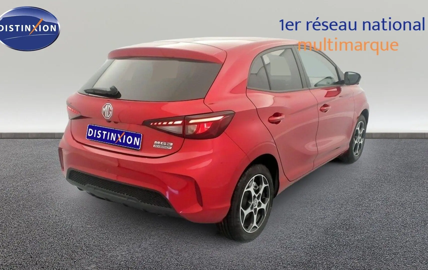 Vue 3/4 arrière droite d'une MG3 Diamond Red hybride avec jantes alliage 16 pouces et vitres surteintées.