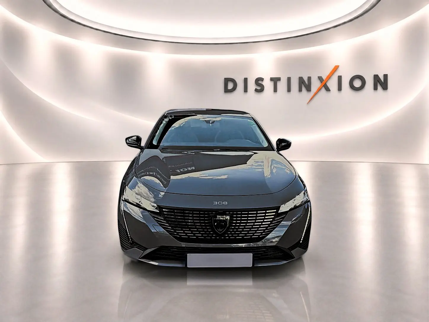 Vue avant d'une Peugeot 308 gris selenium dans un showroom lumineux avec logo Distinxion en arrière-plan.