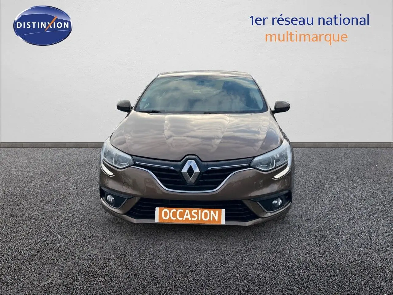 Vue avant d'une Renault Mégane IV TCe 100 Life brun cappuccino avec feux LED et calandre chromée.