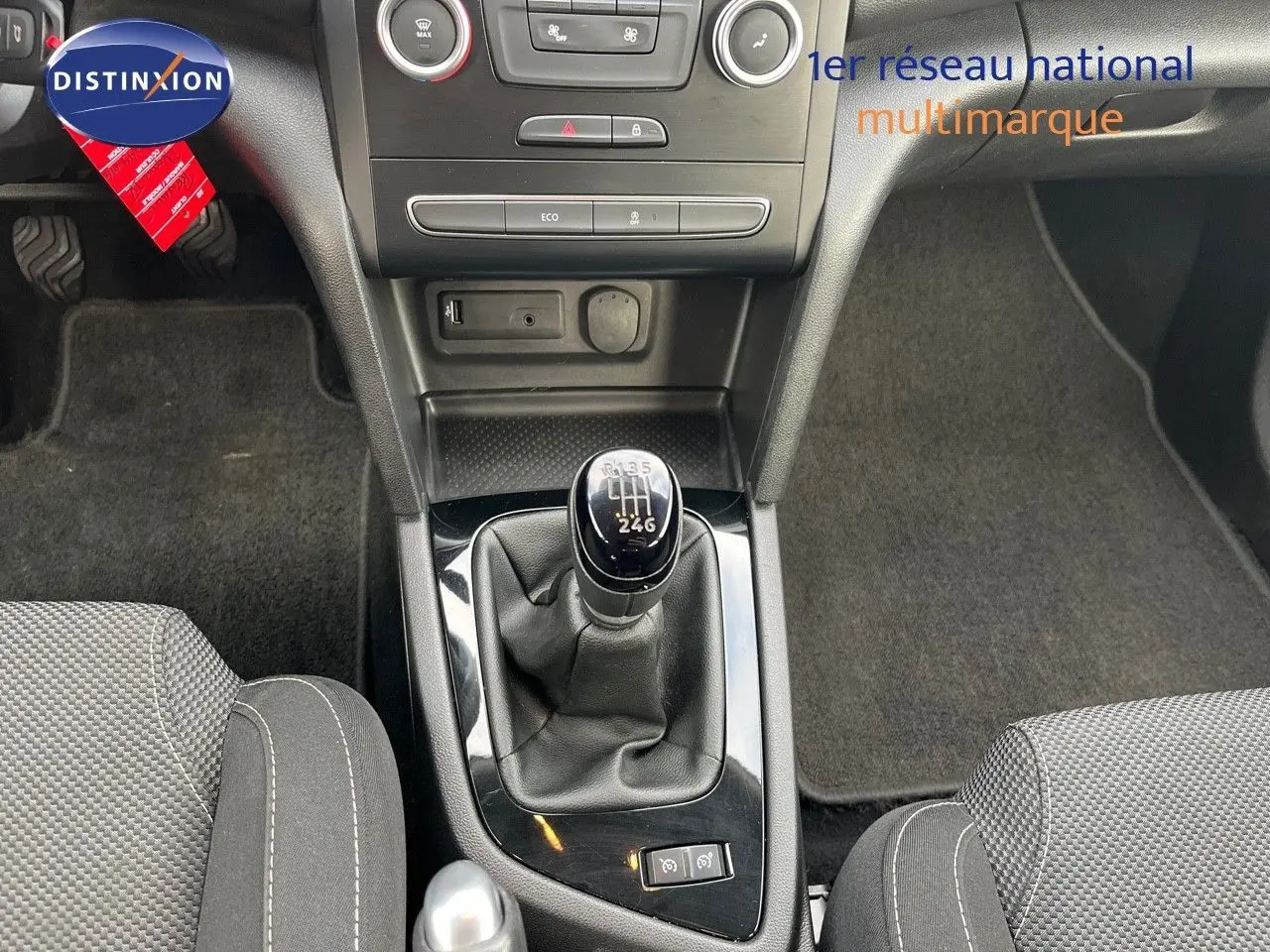 Vue intérieure centrée sur la console centrale et levier de vitesse manuel d’une Renault Mégane IV brun Capuccino.