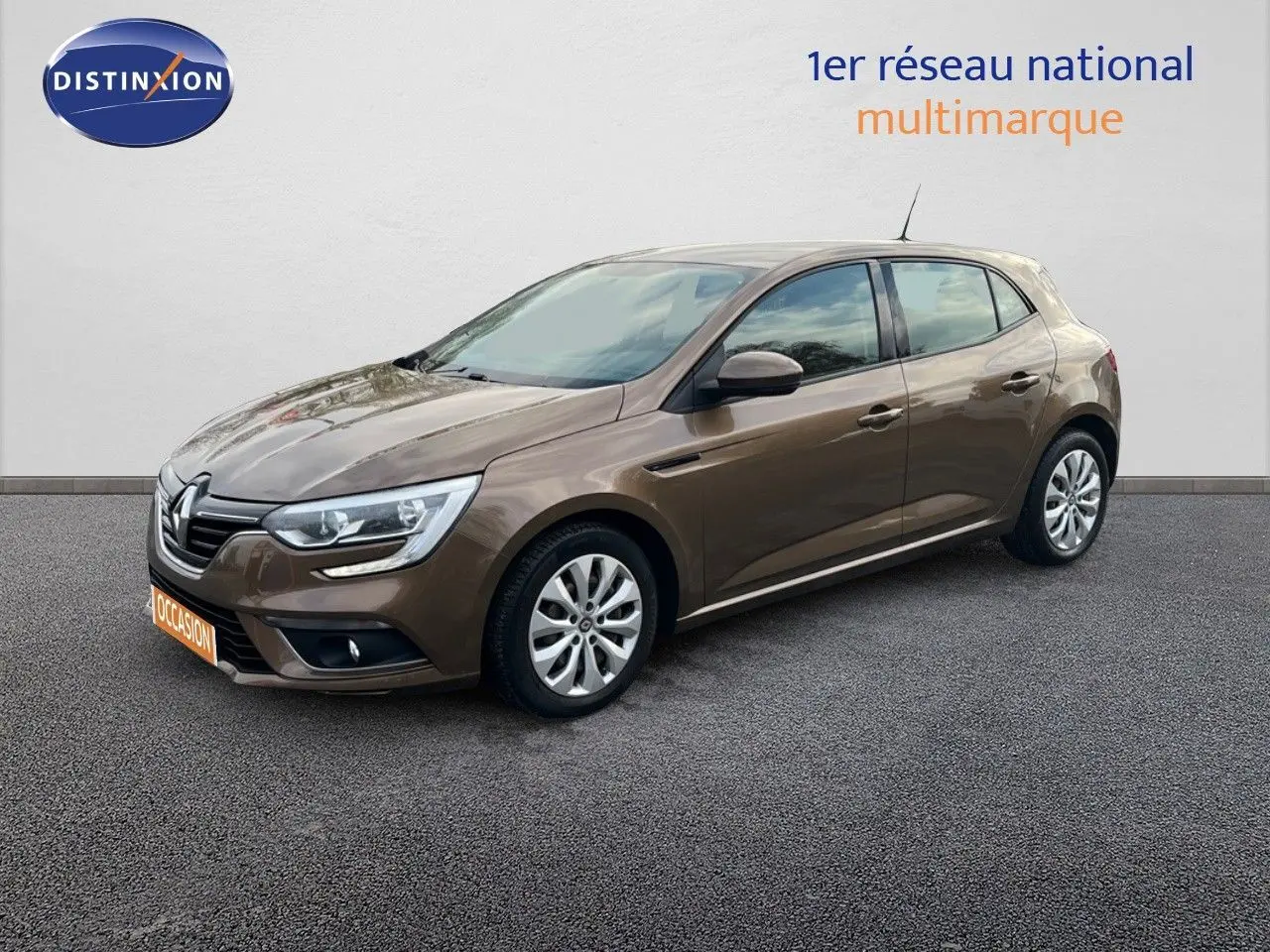 Renault Mégane IV TCe 100 Life brun capuccino vue 3/4 avant droit sur fond neutre avec jantes argentées.