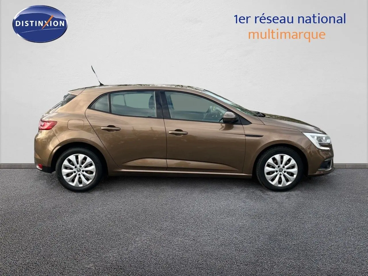 Profil droit d'une Renault Mégane IV TCe 100 Life brun cappuccino, compacte et élégante, sur fond neutre.