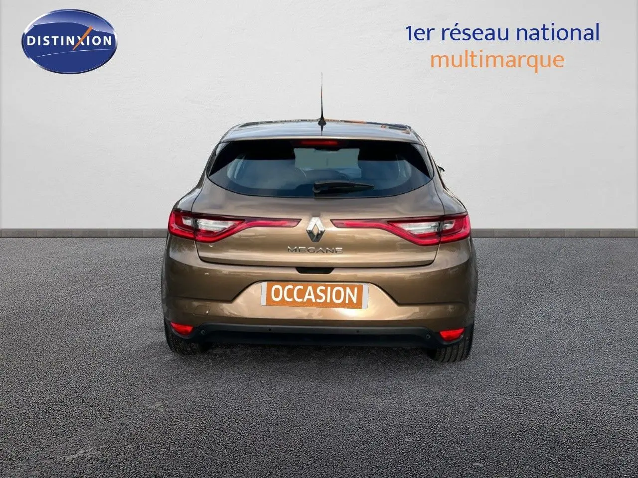 Vue arrière de la Renault Mégane IV brun cappuccino de 2016, avec feux LED et plaque "OCCASION" visible.