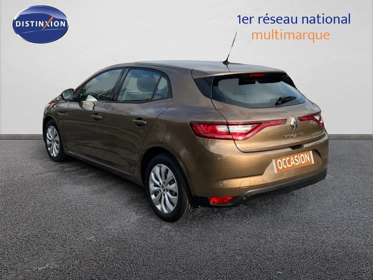 Renault Mégane IV TCe 100 Life brun capuccino vue 3/4 arrière droit avec feux arrière allumés et plaque occasion.