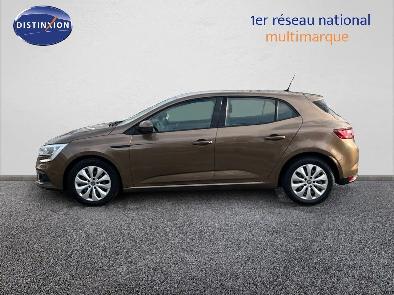 Profil droit d'une Renault Mégane IV TCe 100 Life brun cappuccino, compacte essence de 2016 avec jantes alliage.