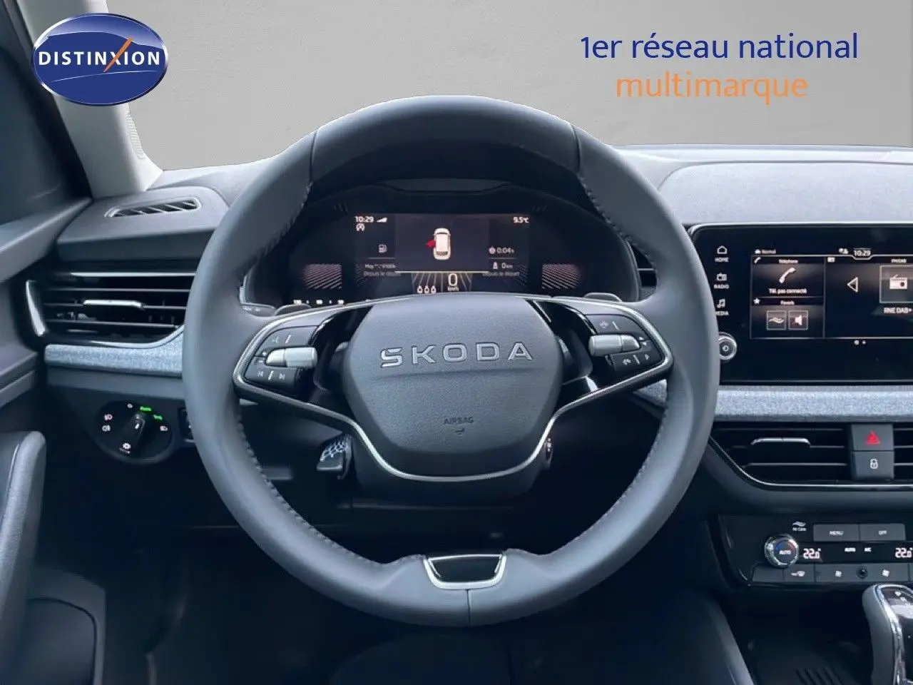 Vue intérieure centrée sur le volant SKODA du KAMIQ 2025, avec tableau de bord numérique et écran tactile moderne.