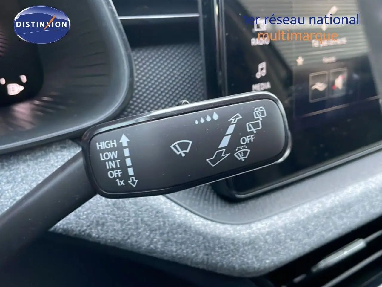 Gros plan sur la commande d’essuie-glace à gauche du volant dans l’habitacle gris graphite du Skoda Kamiq 2025.