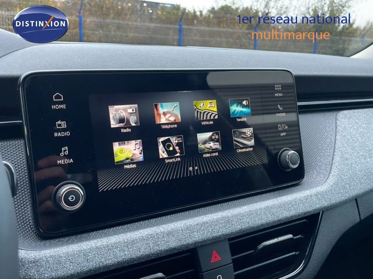Écran tactile central du tableau de bord du Skoda Kamiq 2025, avec interface multimédia active et finition gris graphite.