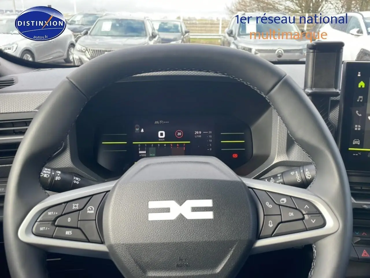 Vue rapprochée du volant multifonction noir du Dacia Duster 2026 avec tableau de bord numérique et écran tactile visible.