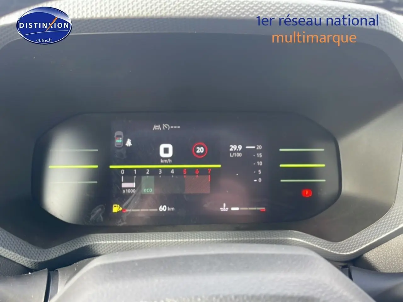 Tableau de bord numérique du Dacia Duster 2026, affichage multifonction avec indicateurs de vitesse et consommation.