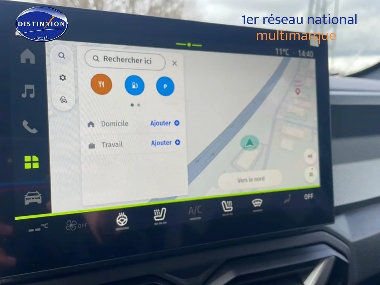 Écran tactile central du Dacia Duster 2026 montrant le GPS, avec tableau de bord gris en arrière-plan.