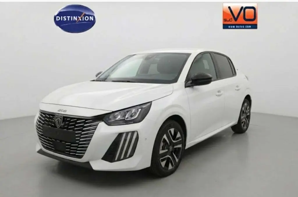 Peugeot 208 Hybrid blanc vue 3/4 avant droit, avec calandre noire et jantes alliage 16 pouces visibles.