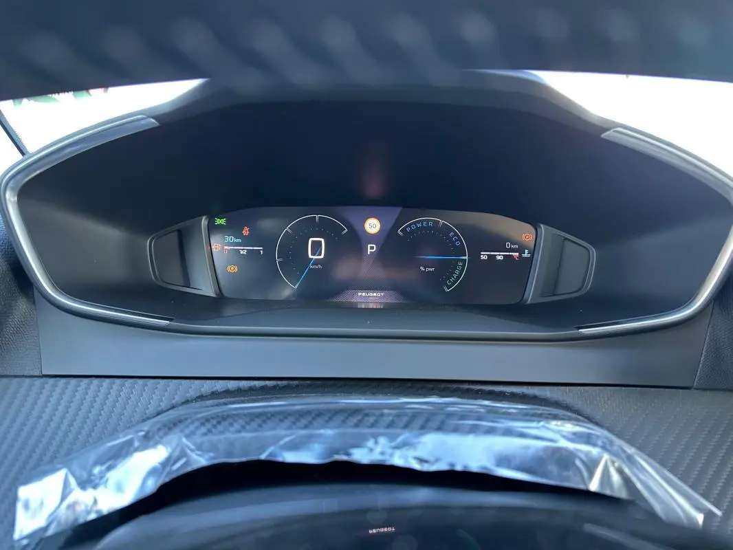 Vue rapprochée du cockpit numérique de la Peugeot 208 Hybrid 110 e-DCS6 Allure 2025, affichage digital clair.
