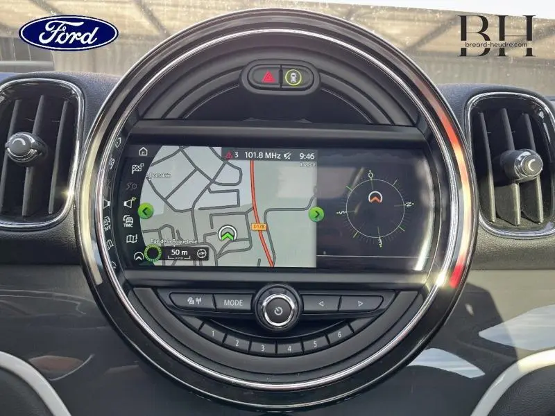 Vue rapprochée de l’écran central circulaire du MINI Countryman Moonwalk Grey, affichant la navigation GPS et la boussole.