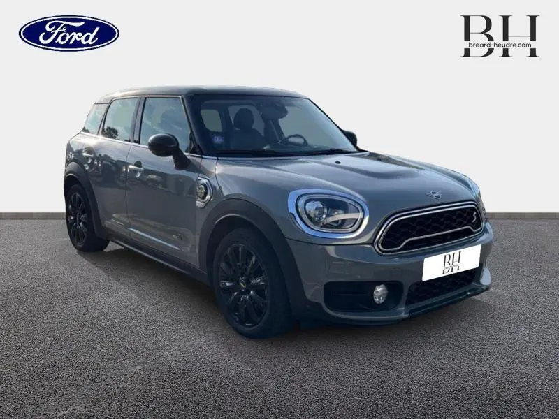 MINI Countryman Cooper SE gris Moonwalk vue 3/4 avant droit avec toit panoramique et jantes noires.