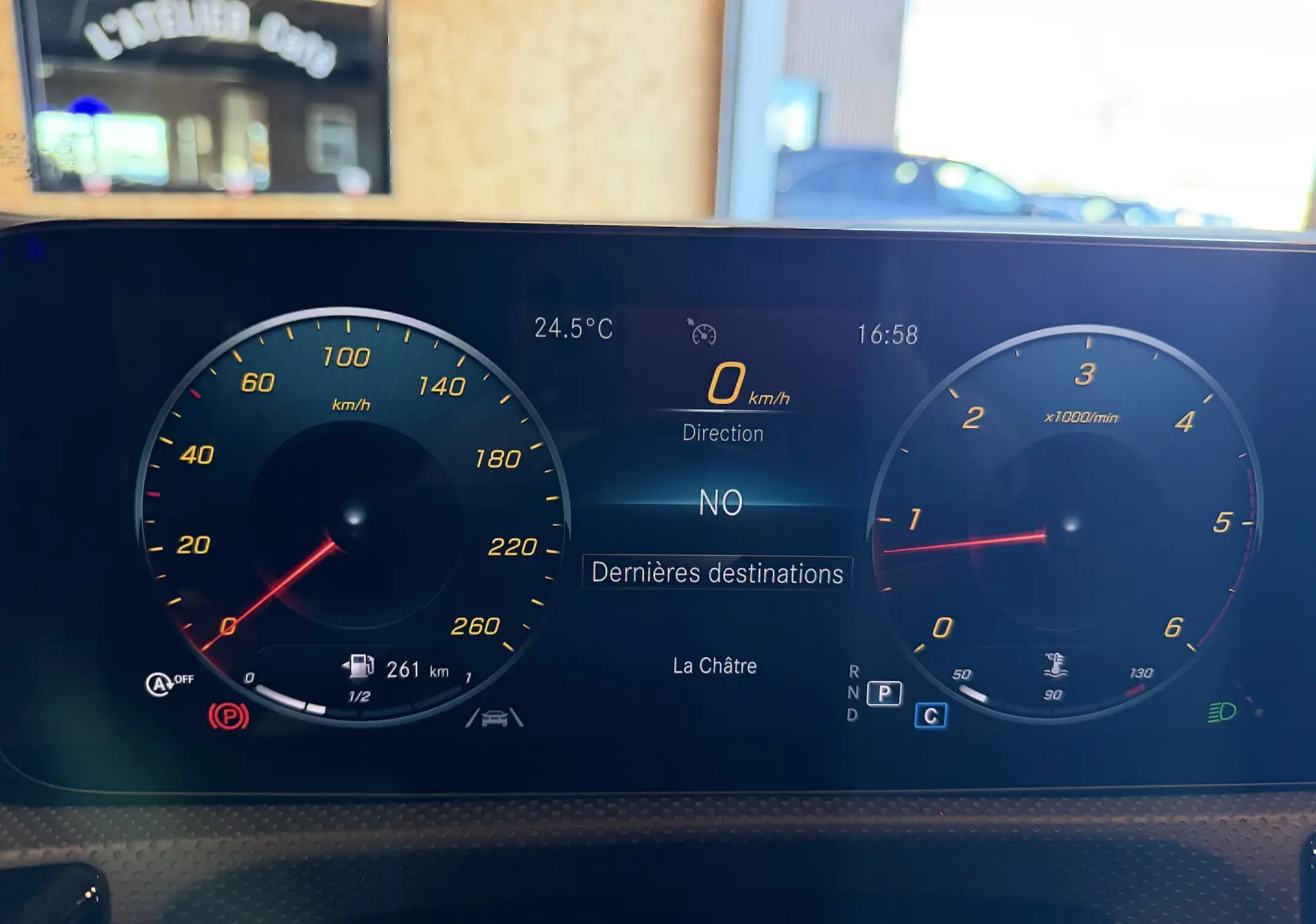 Tableau de bord numérique de la Mercedes Classe A 2022 affichant vitesse, température et informations de navigation.