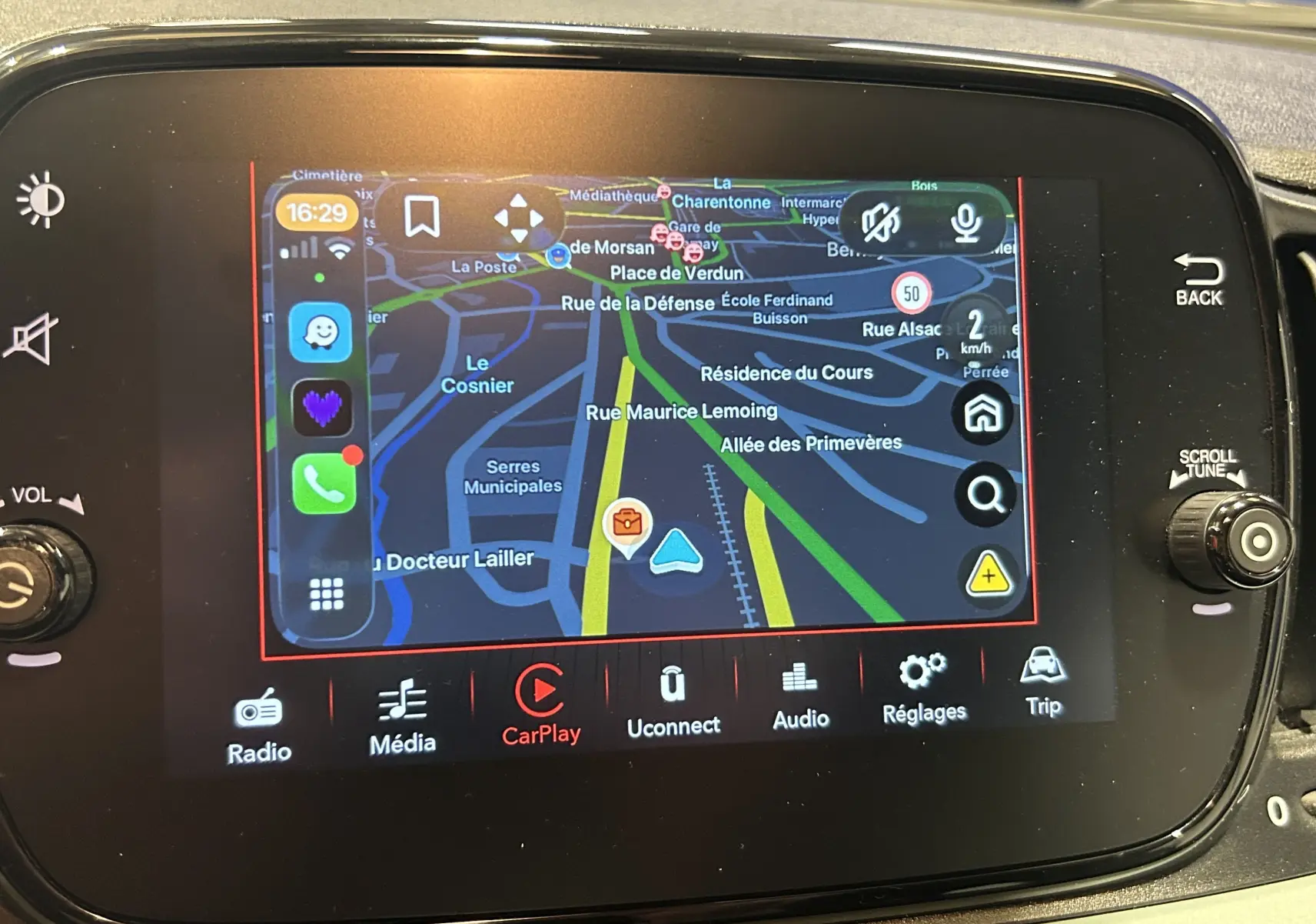 Écran tactile central de la FIAT 500 2023 affichant la navigation avec Apple CarPlay en mode carte.