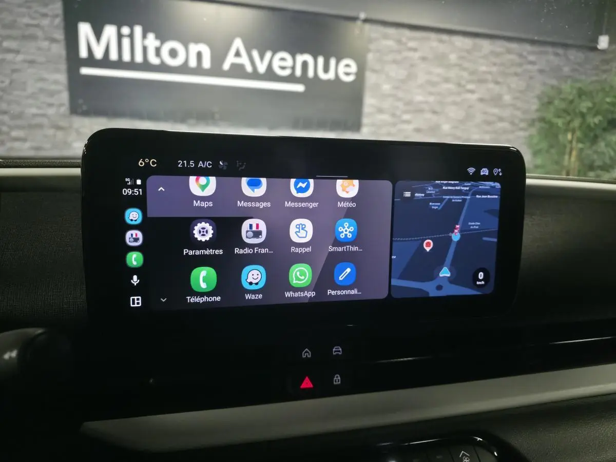 Écran tactile central du tableau de bord de la FIAT 600 rouge 2024 avec interface Uconnect et navigation visible.