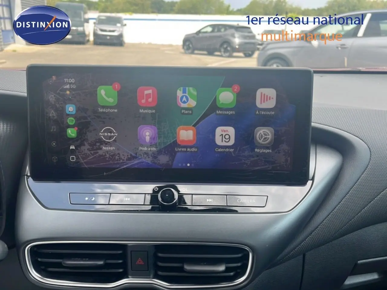 Vue rapprochée de l’écran tactile central du Nissan Juke 2024 avec interface connectée et commandes intégrées.