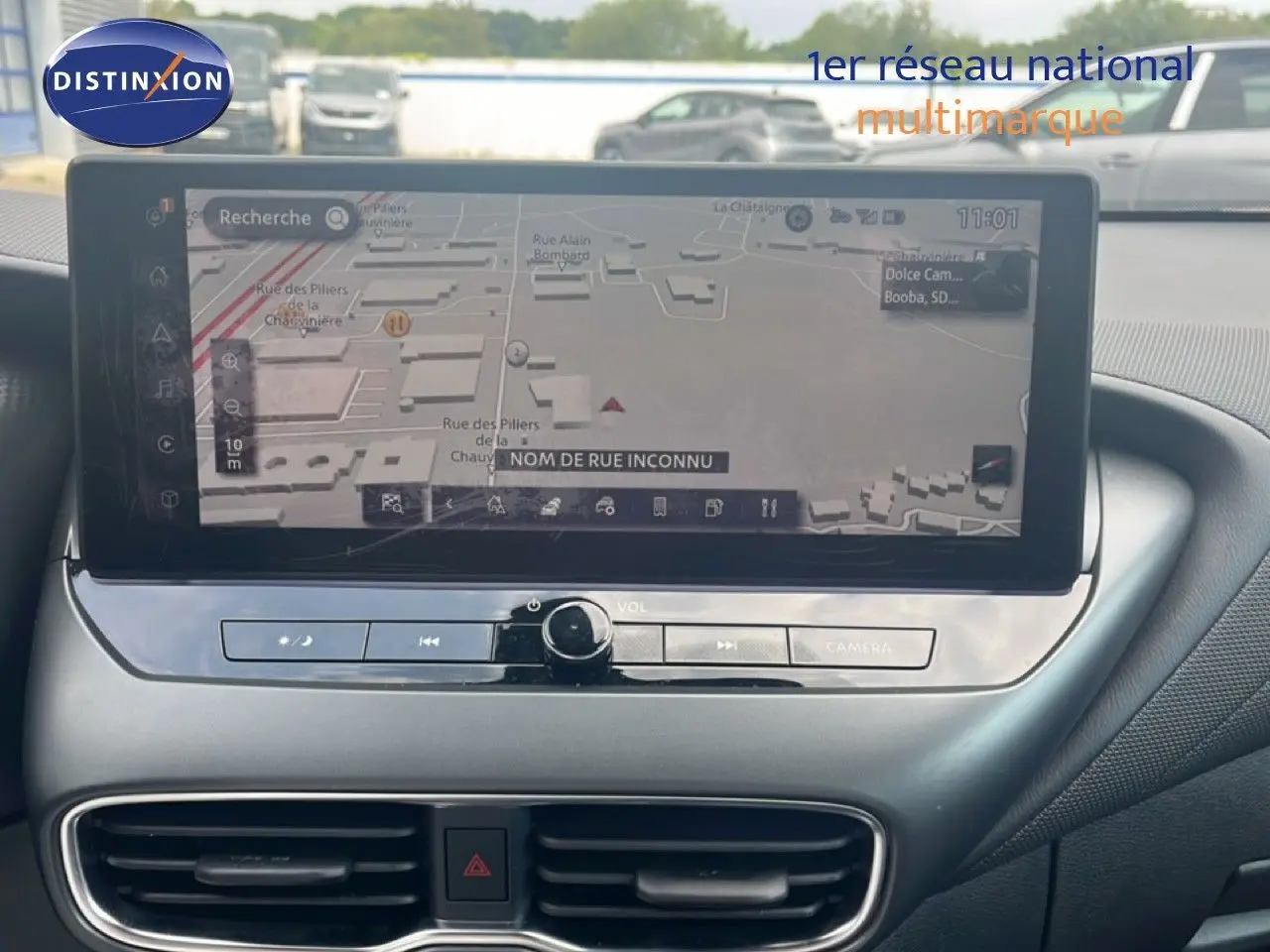 Vue rapprochée de l’écran tactile central du Nissan Juke 2024, affichant la navigation GPS en intérieur noir.