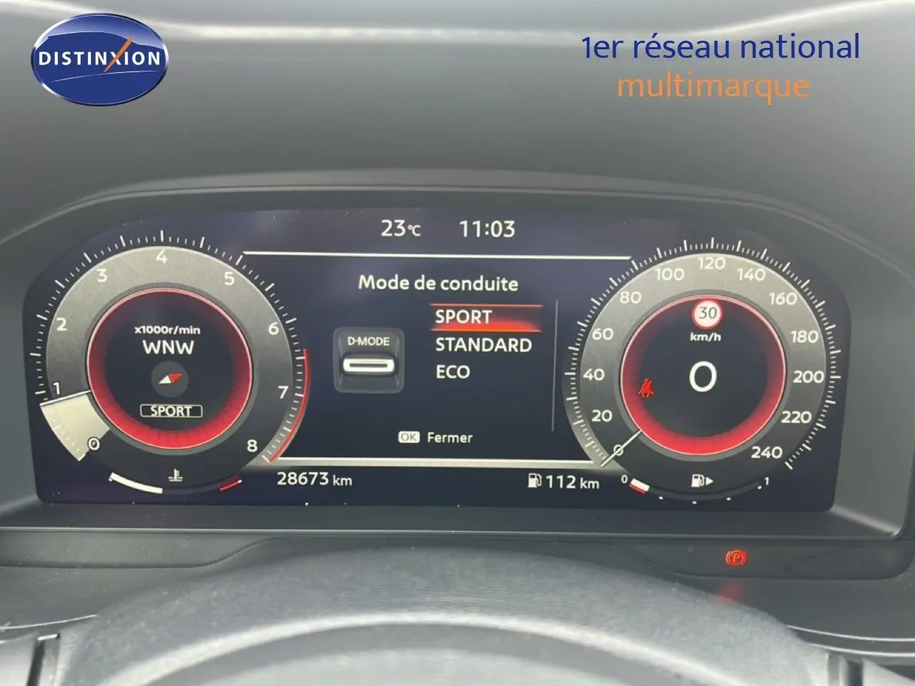 Tableau de bord numérique du Nissan Juke 2024 affichant le mode de conduite Sport, avec compte-tours et vitesse à zéro.