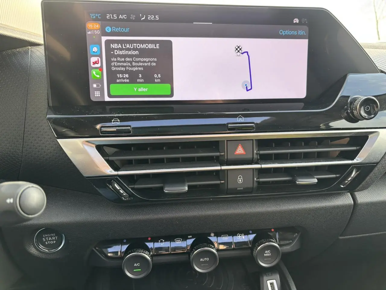 Vue rapprochée du tableau de bord de la Citroën C4 2024 gris Artense, avec écran tactile et commandes climatisation.