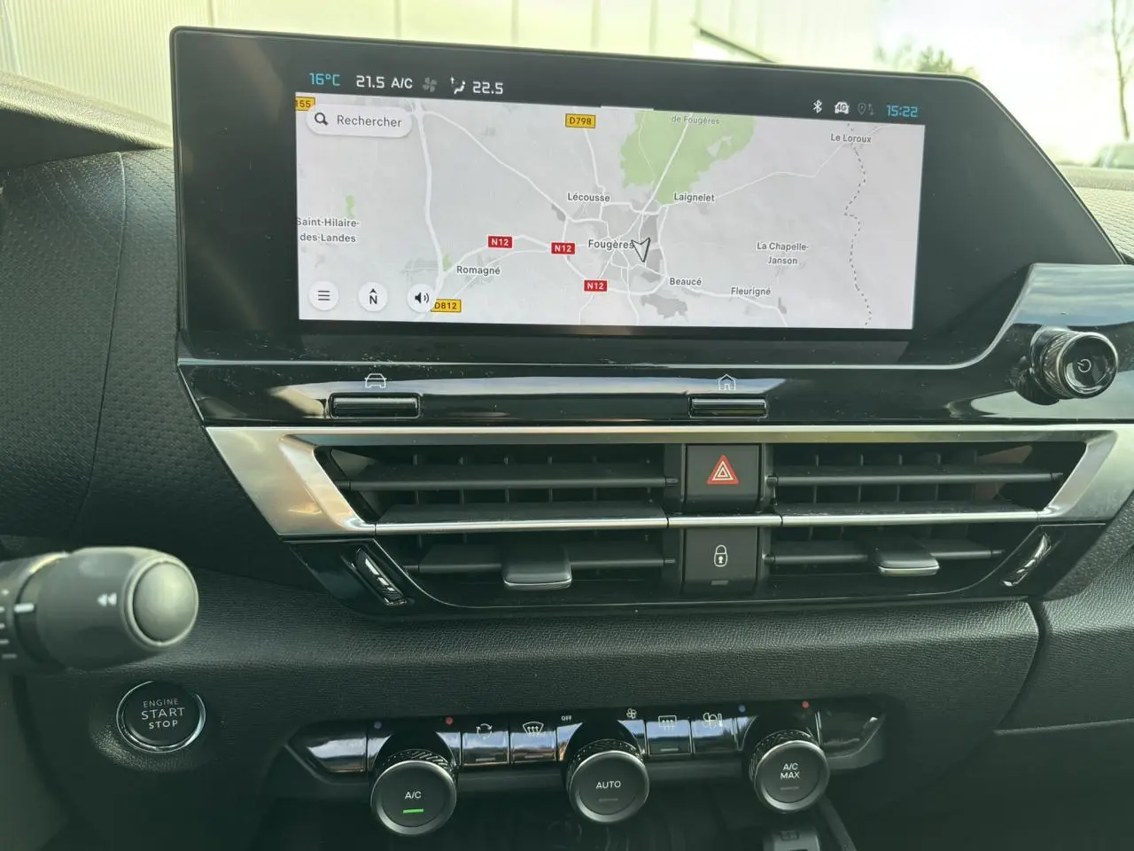 Vue rapprochée du tableau de bord de la Citroën C4 2024 gris Artense, avec écran tactile GPS et commandes climatisation.