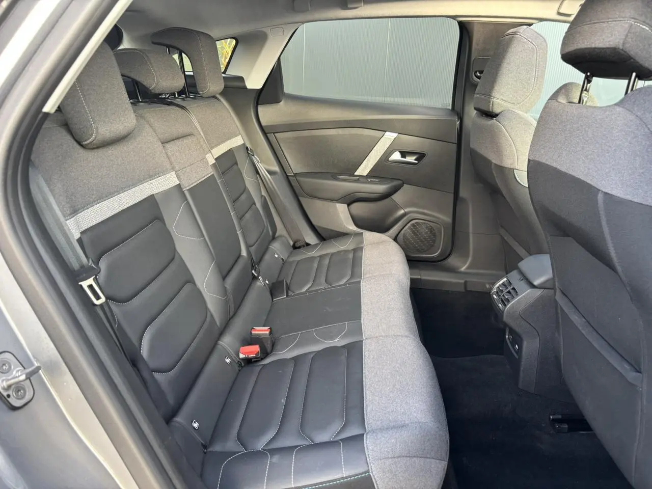 Vue intérieure arrière côté gauche de la banquette bicolore gris chiné et noir de la Citroën C4 2024 PureTech 130 EAT8 Max.