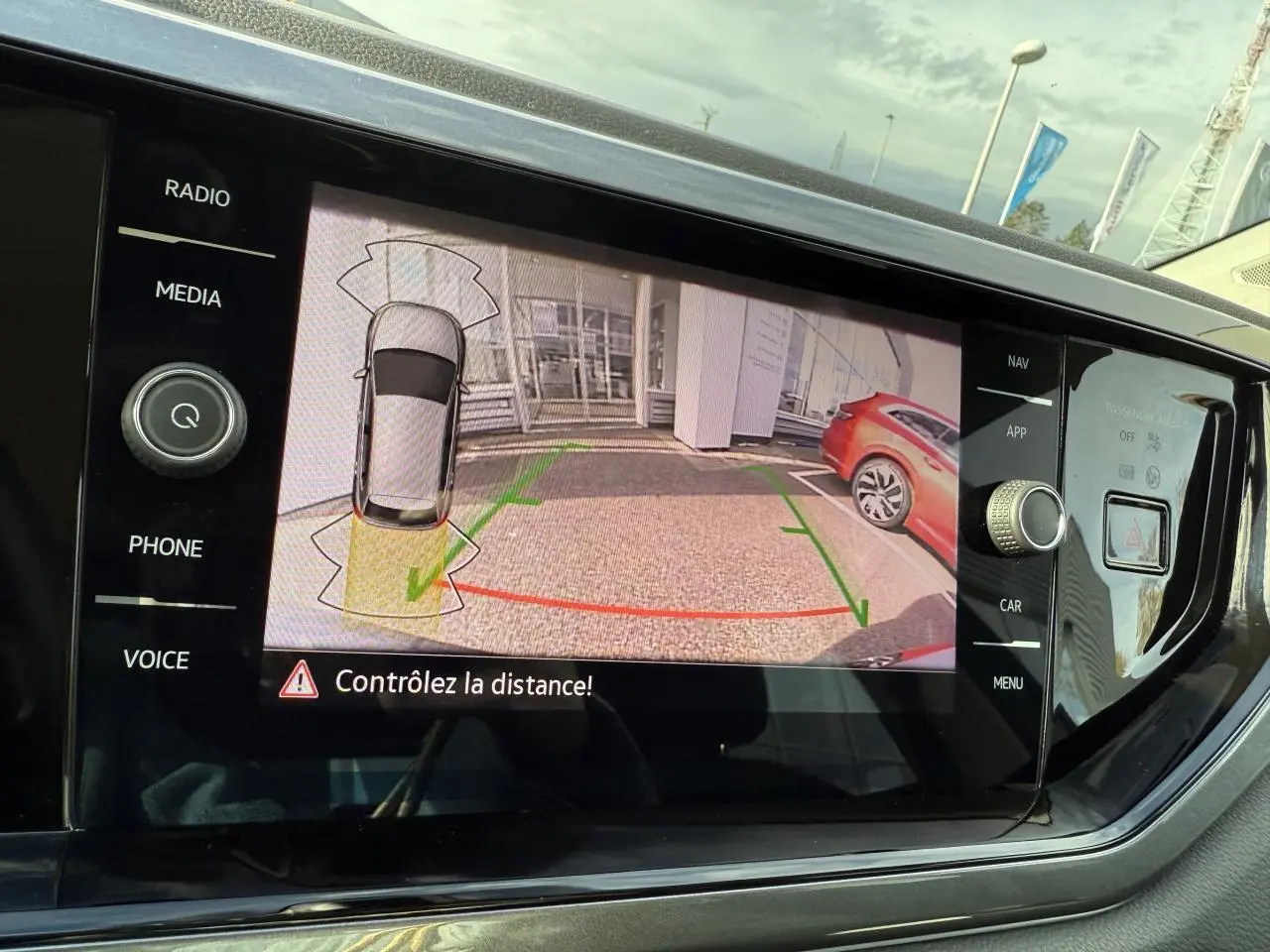 Écran central de la Volkswagen Polo 2025 montrant la caméra de recul avec vue arrière et guidage de trajectoire.