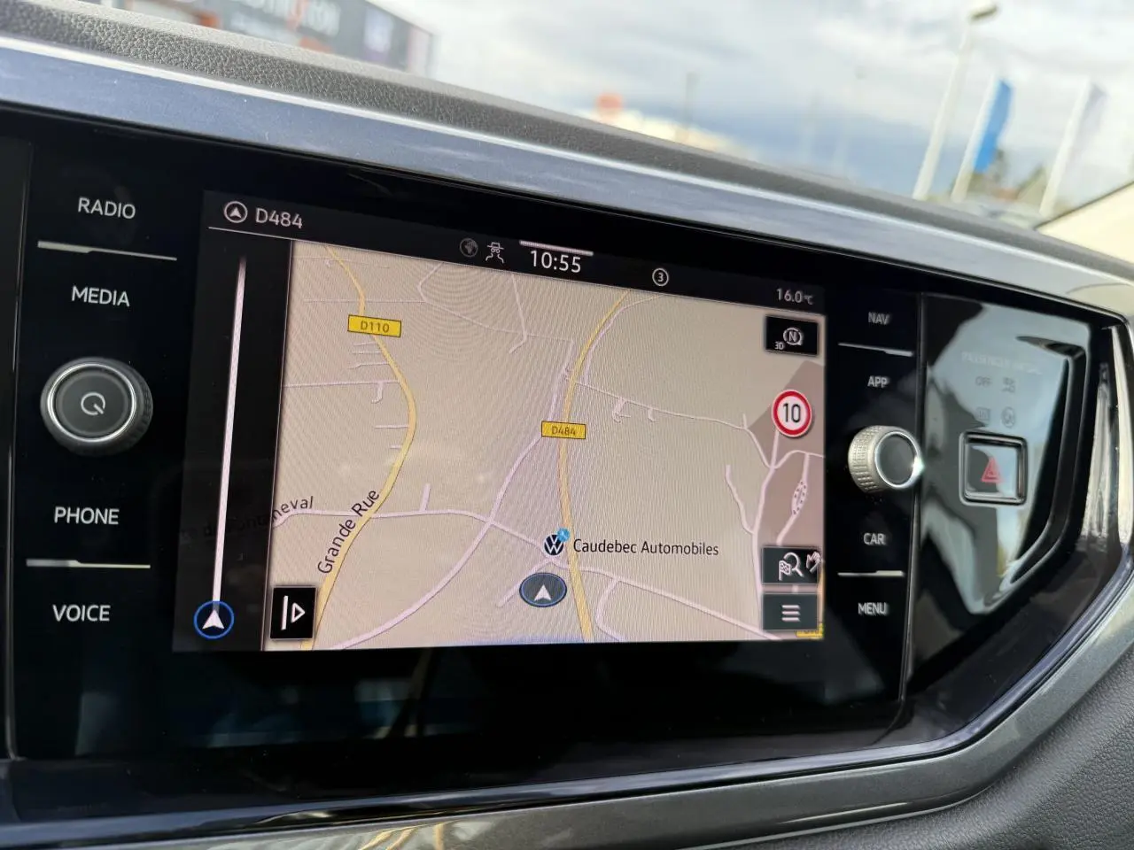Écran tactile du système de navigation Discover Media dans une Volkswagen Polo 2025, affichant une carte routière.
