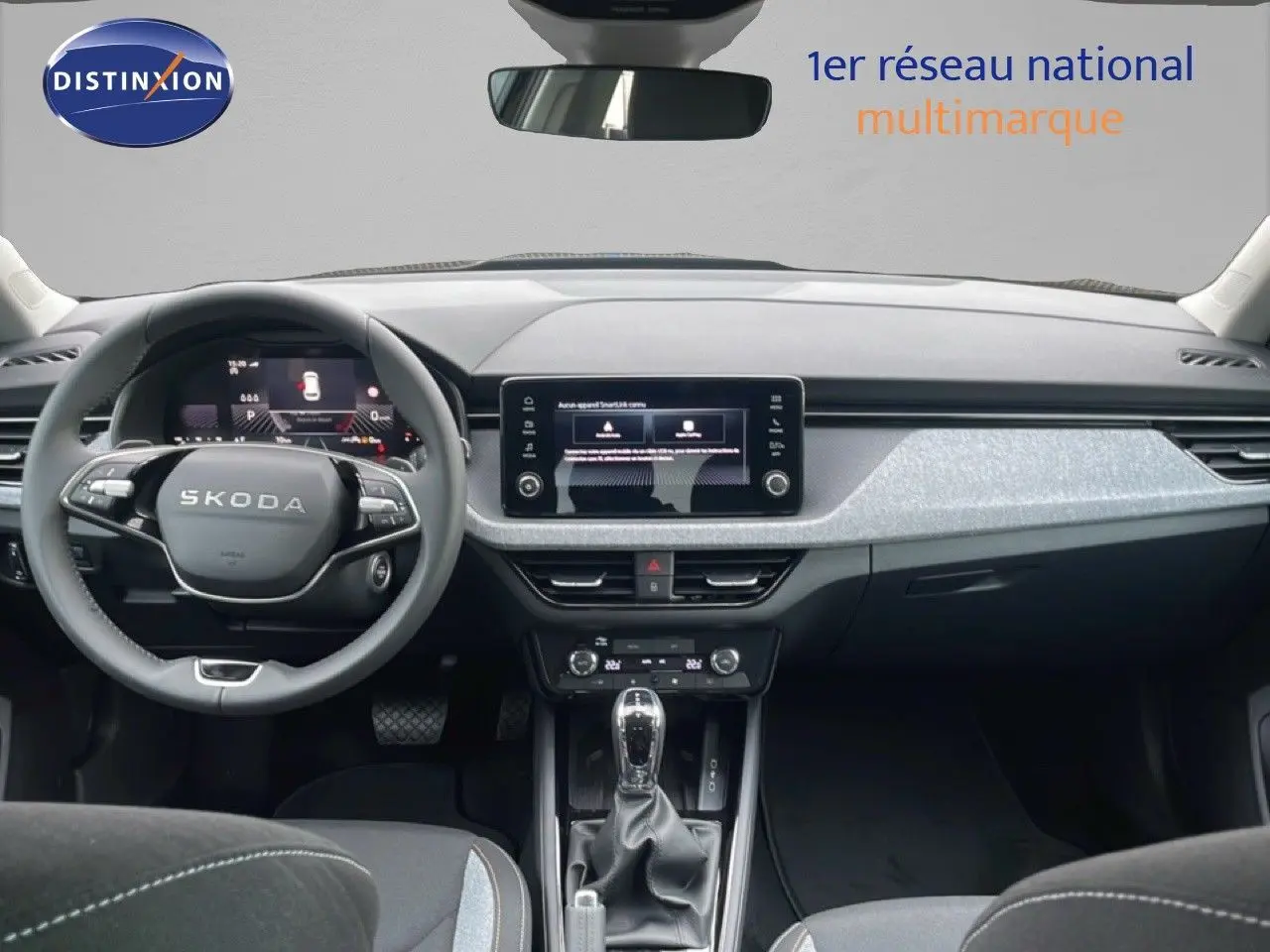 Vue intérieure frontale du tableau de bord du Skoda Kamiq noir magique, avec volant multifonction et écran tactile central.