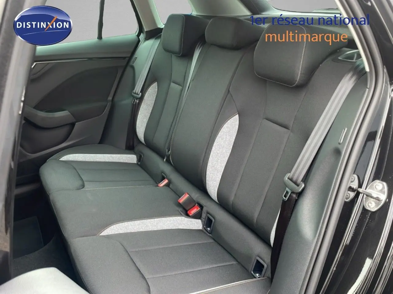 Vue intérieure côté gauche des sièges arrière en tissu noir et gris du Skoda Kamiq noir magique métal 2025.