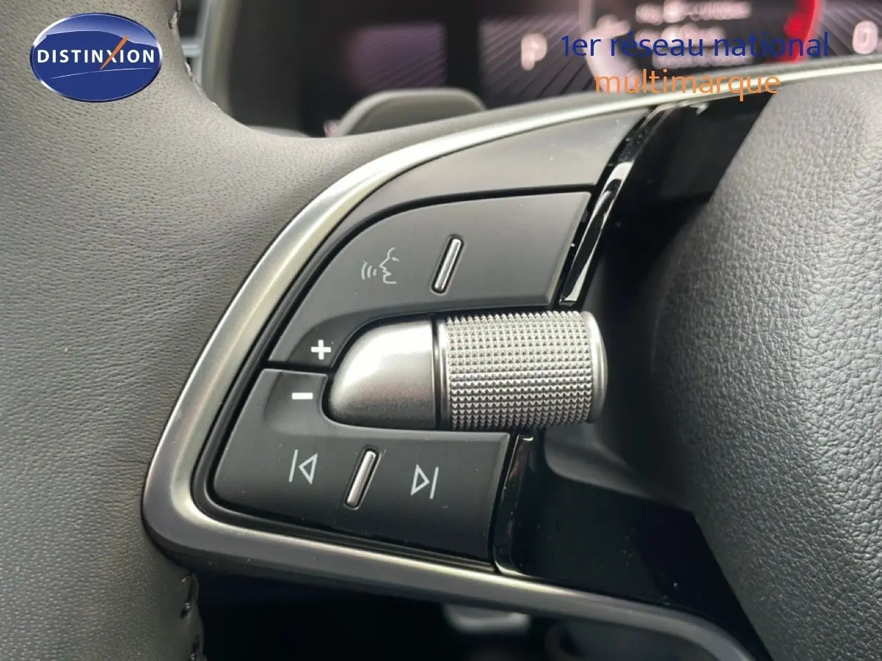 Gros plan sur les commandes au volant d’un Skoda Kamiq 2025 noir magique métal, mettant en valeur la molette et les boutons multifonctions.