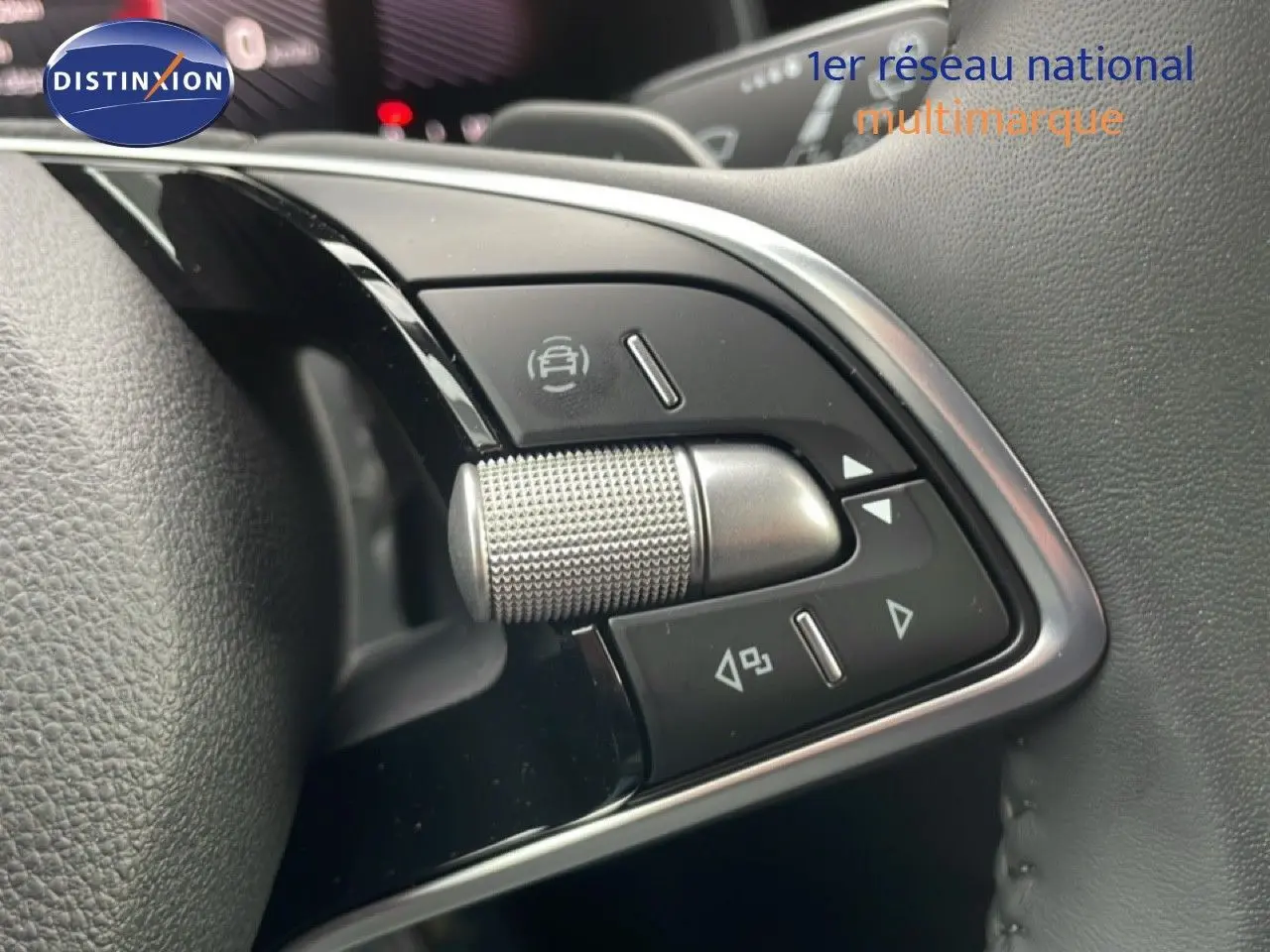 Gros plan sur les commandes multifonctions en métal brossé du volant du Skoda Kamiq noir magique métal 2025.