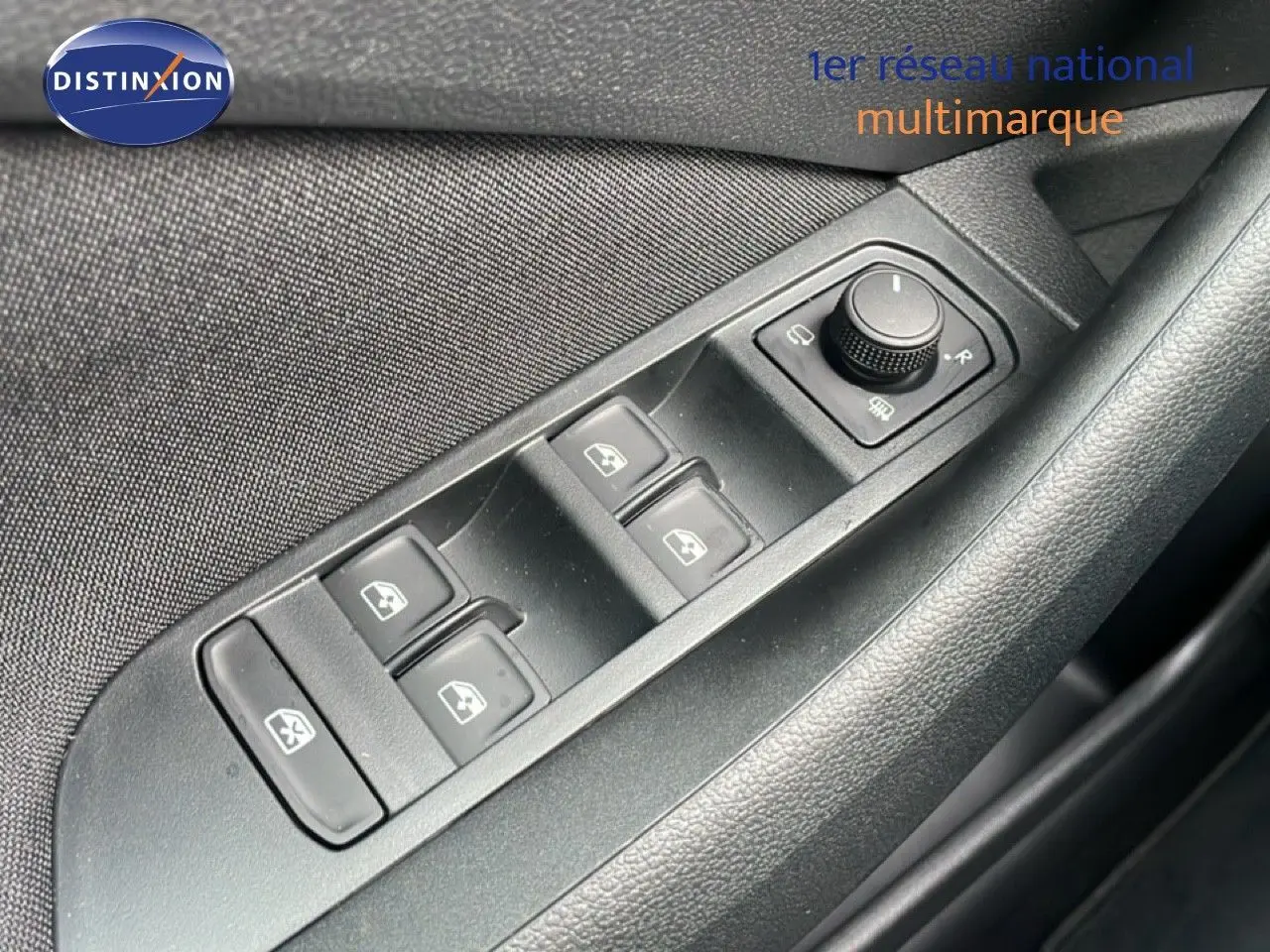 Détail des commandes de lève-vitres et réglage des rétroviseurs côté conducteur du Skoda Kamiq noir magique métal 2025.