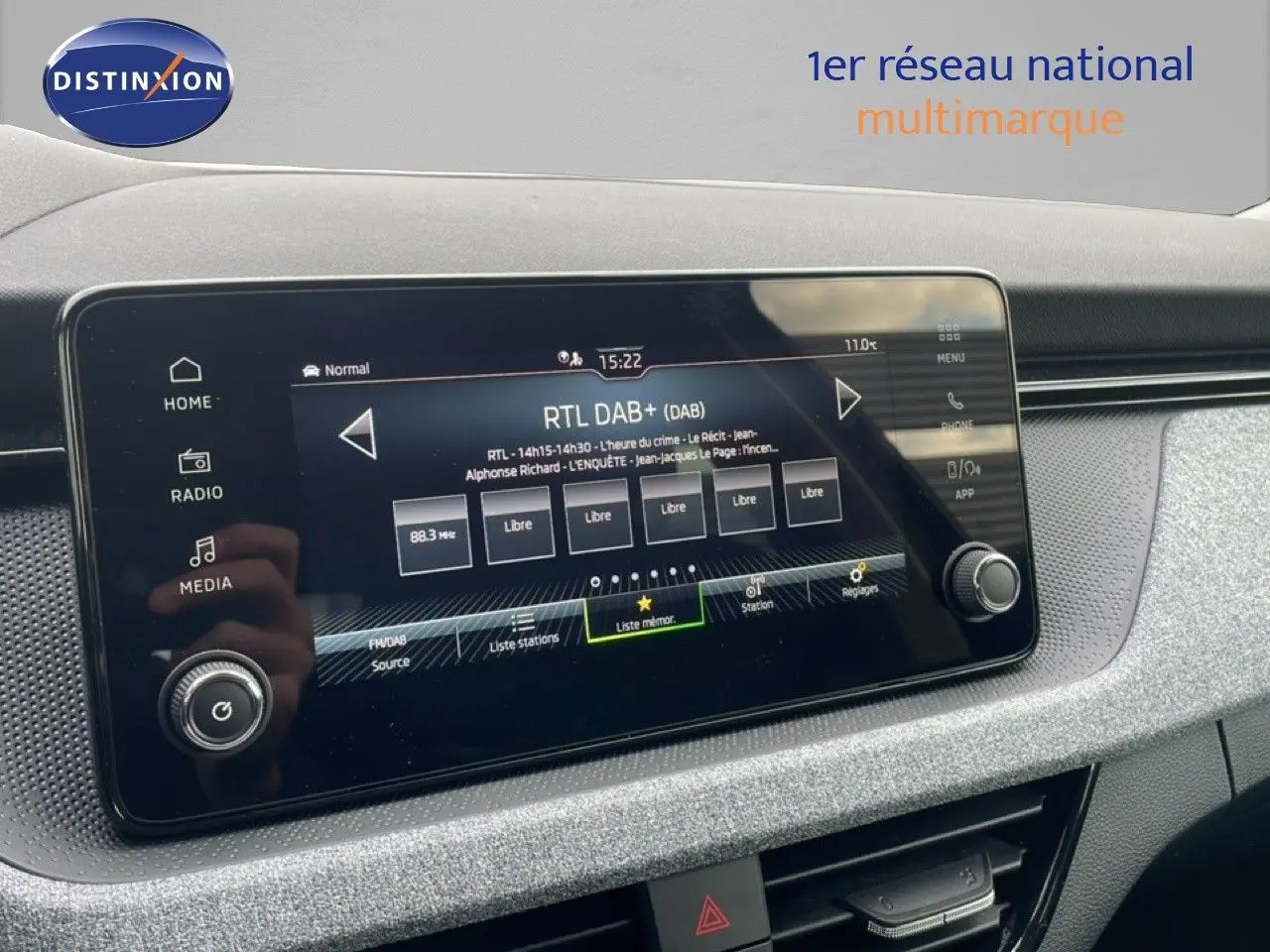 Vue rapprochée de l'écran tactile multimédia noir du tableau de bord du Skoda Kamiq 2025, affichant la radio DAB+.