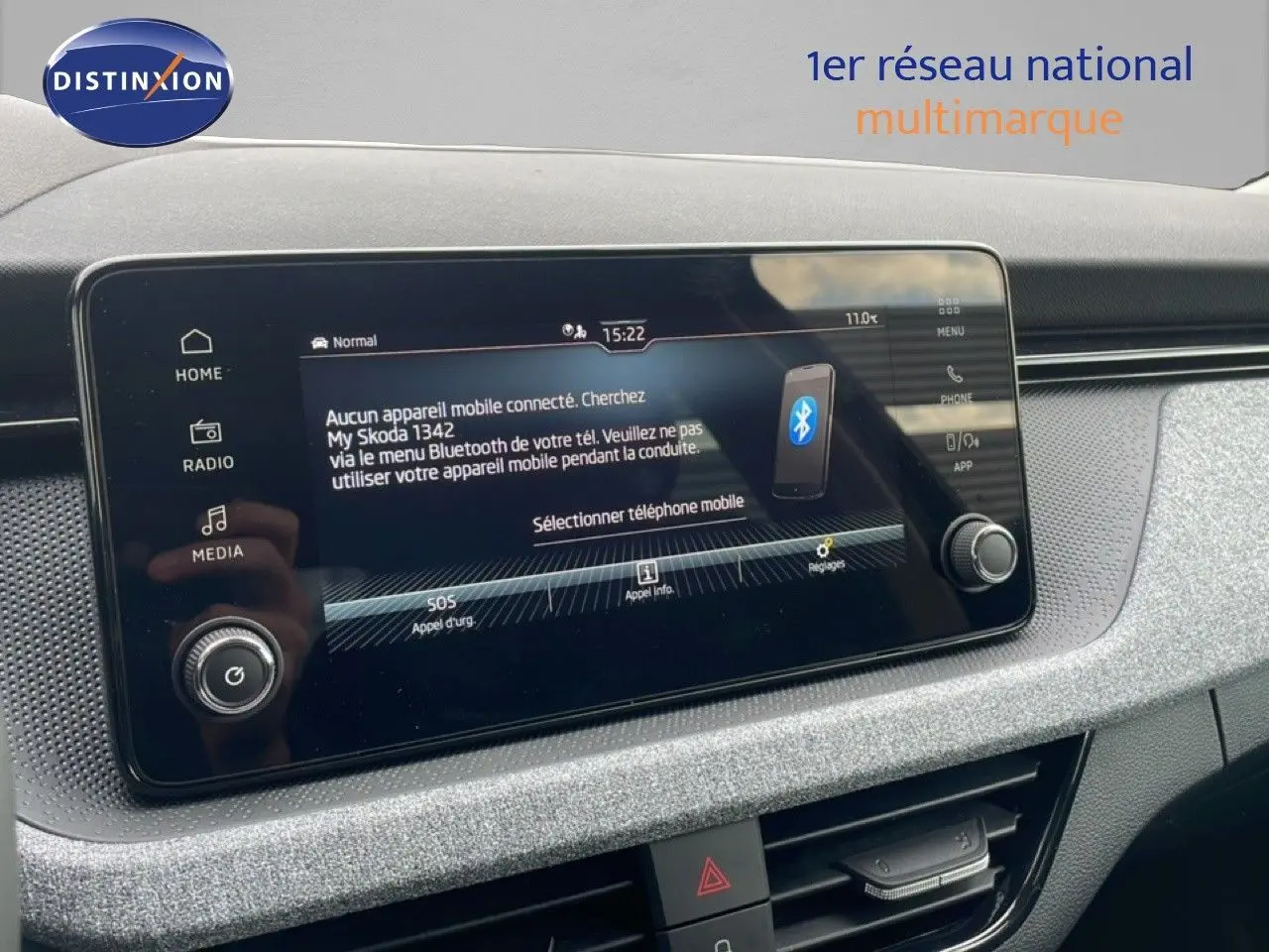 Écran tactile central du tableau de bord du Skoda Kamiq 2025 en noir, affichant le menu Bluetooth et les options multimédia.