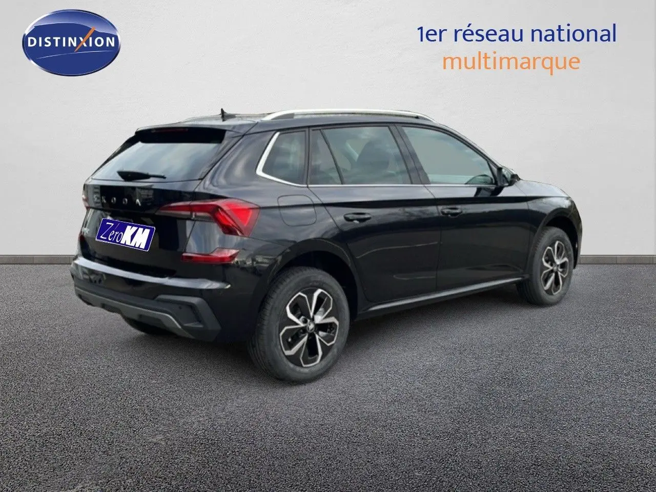 Vue 3/4 arrière droite d'un Skoda Kamiq noir magique métal 2025 avec jantes alliage et toit panoramique.